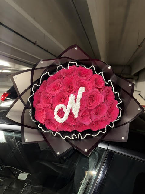 25 Roses with Custom Letter, Pearl Rim ๐